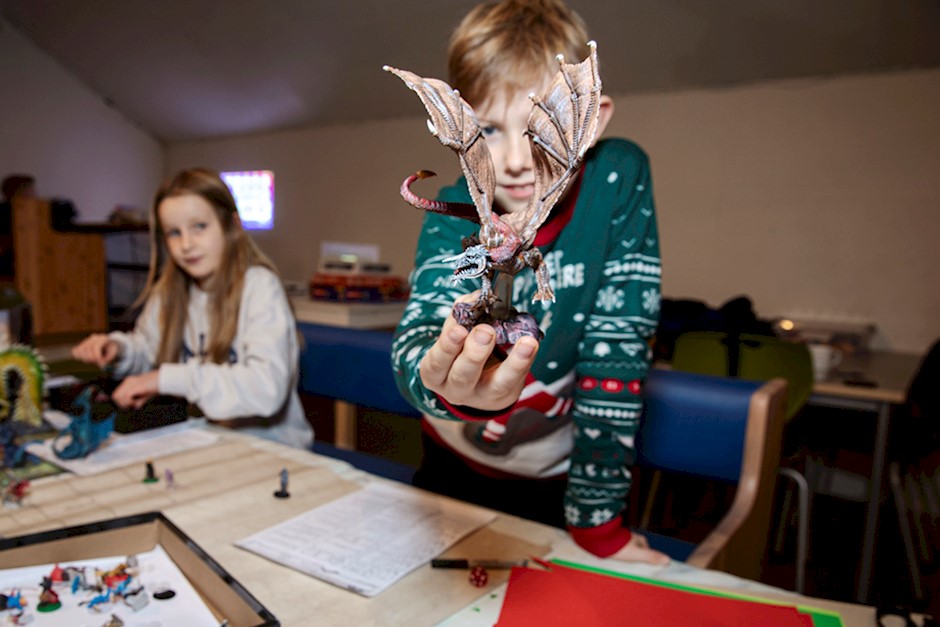 08 - Håkon holder figur mens Solveig ser på.jpg