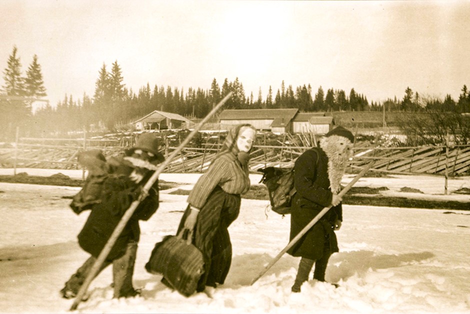3 julebukker i Trysil 1921.jpg