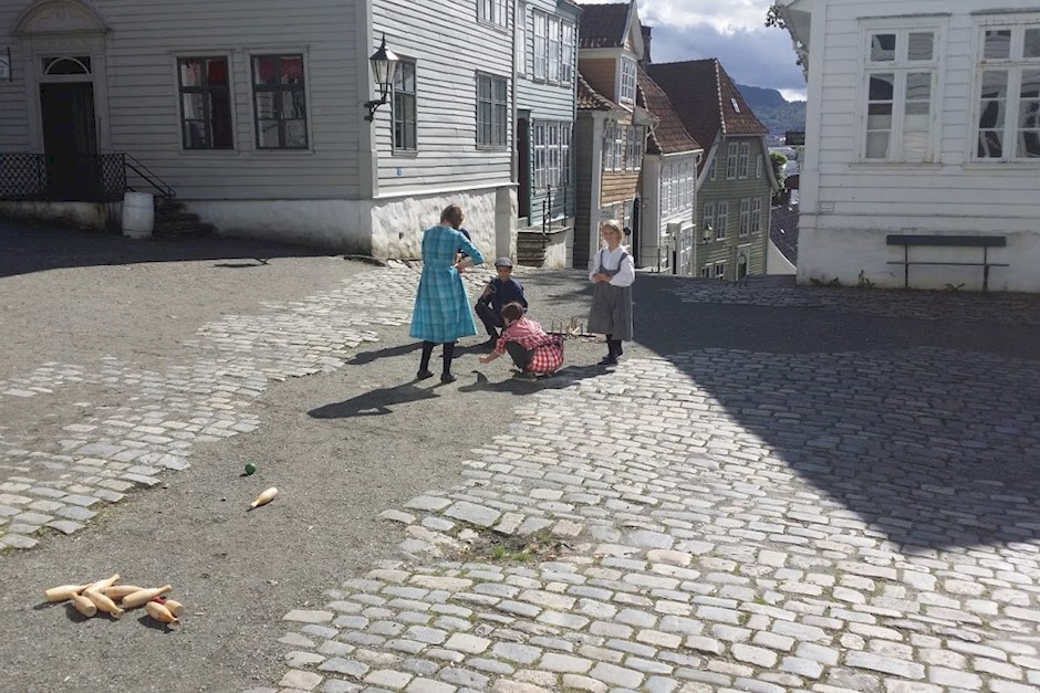 Foto: Bymuseet i Bergen Gamle Bergen_sommerskole_145412.jpg