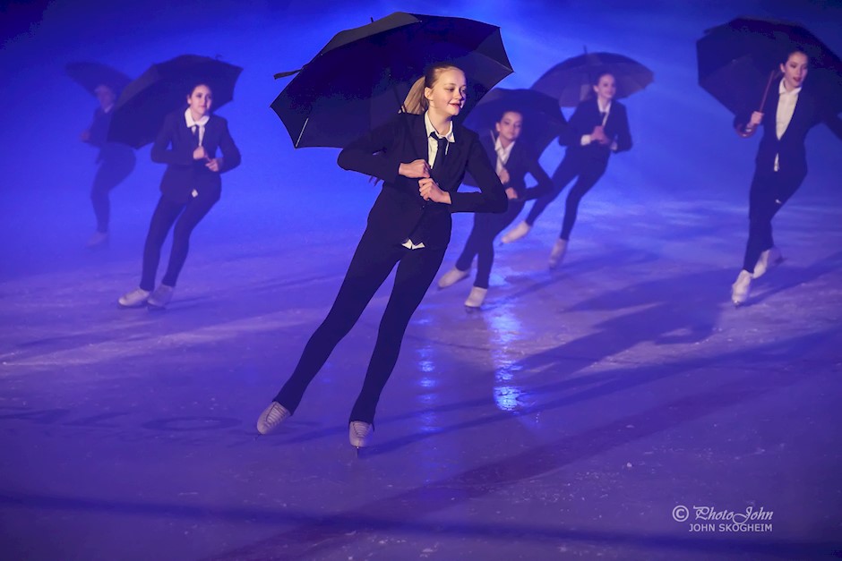 Debsløpere-danset-til-Singing-in-the-Rain.-Foran-ser-vi-Esther-Raddum.-Bak-f.v.-Irina-Karen-Astorga-Landås-Megija-Gutmane-Marie-P.-Hystad-og-Ingrid-SagbergFoto-John-Skogheim.jpg