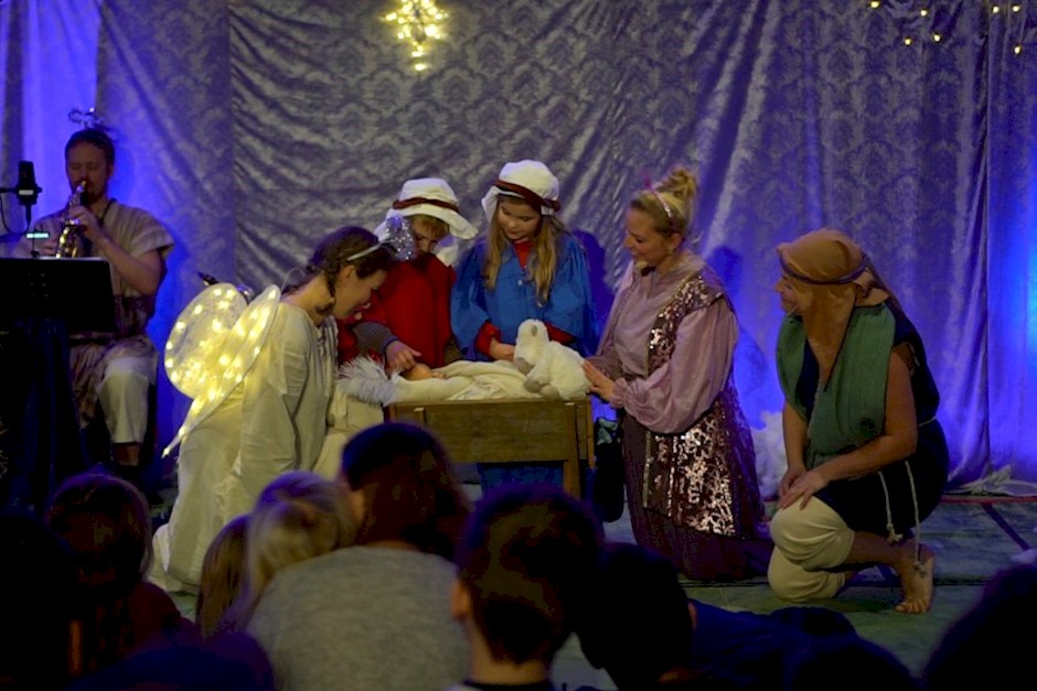 Elle melle englespill-ved krybben.jpg