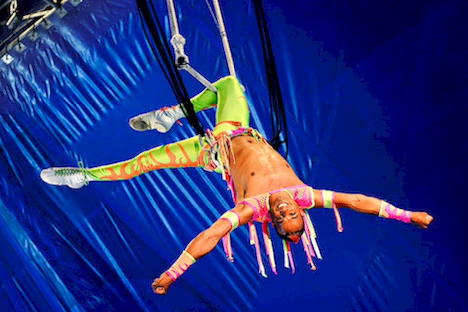 %22SVENSK LUFTFART%22- Fra Sverige kommer David Hammarberg med dristig luftakrobatikk i en krysning av Trapez og Bungee-strikk i Cirkus Arnardo 2019. Foto-Cirkus Arnardo-kopi.jpg