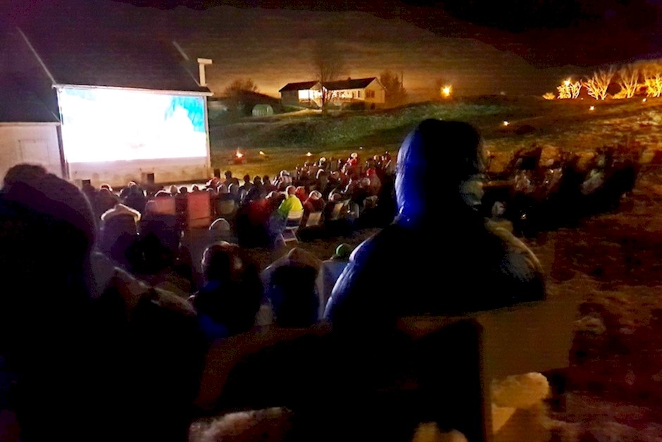 publikum utekino Vestnorsk Utvandringssenter stor-kopi.jpg